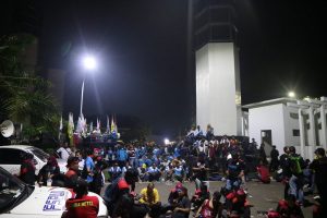 Hingga Malam, Personel Polda Banten Bertahan Layani Massa Aksi di KP3B Banten