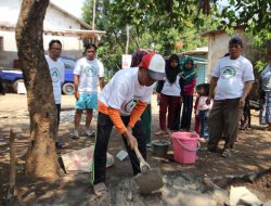 Santri Dukung Ganjar Gotong Royong Bareng Warga Renovasi Jalan di Desa Klapanunggal