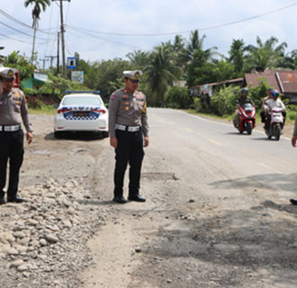Peduli Pengguna Jalan Raya, Satlantas Polres Mukomuko Bakal Laporkan ke BWS VII Provinsi Jalan Berlobang