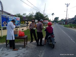 Polisi di Sukadana Berbagi Takzil