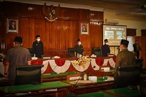 Hadiri Paripurna, Wakil Bupati Trenggalek Dengarkan Pandangan Umum dan Jawaban Fraksi-Fraksi DPRD