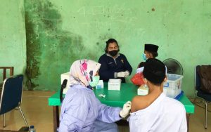 Nakes Polresta Pekanbaru Gelar Vaksinasi Tahap II di Pondok Pesantren Nurul Huda Al Islami