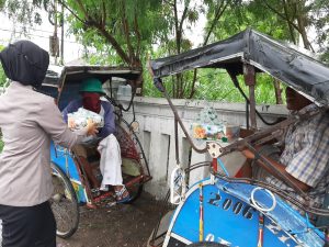 Polwan Ditpamobvit Polda Banten Keliling Kota Serang Bagikan Nasi Kotak ke Masyarakat