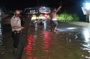 Pasca Banjir, Kapolsek Panimbang Amankan Jalan dari Material Kayu