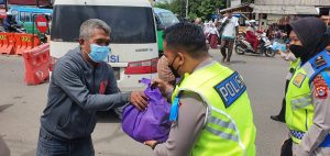 Ditlantas Polda Banten Disiplinkan Prokes dan Bakti Sosial
