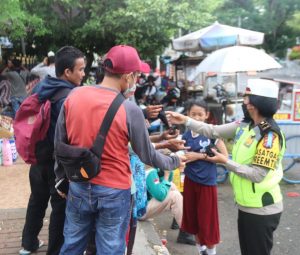 Bagikan Masker, Polda Banten Harap Massa Aksi Taati Prokes