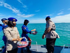 Peringati HUT ke-71 Airud, Laksanakan Upacara Tabur Bunga di Laut