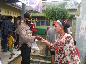 Gebyar Vaksin Polri, Polsek Patia Bagikan Masker kepada Masyarakat