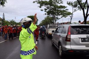 Urai Kemacetan, Ditlantas Polda Banten Arahkan Massa Unras Secara Humanis