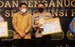Kapolda Riau Terima Penghargaan Komisi Informasi (KI) Award Riau 2021