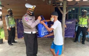 Satlantas Polres Way Kanan Gelar Baksos, Bagikan Sembako dan Masker