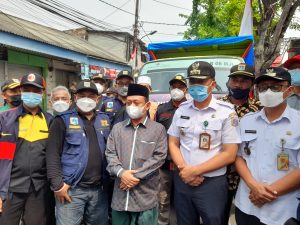 Peduli Lumajang, RW 06 Cakung Timur Kirimkan Bantuan Logistik