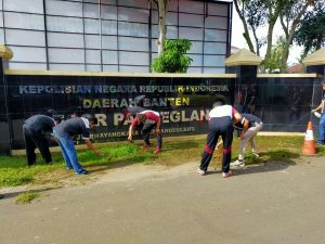 Jum’at Bersih, Polres Pandeglang Korve Bersihkan Lingkungan Mako
