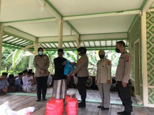 Jumat Berkah, Personel Biro Rena Polda Banten Bagikan Paket Sembako dan Nasi Kotak