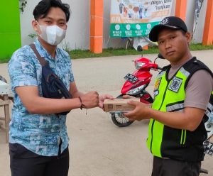 Tim Warung Jumat, Ditresnarkoba Polda Banten Bagikan Masker dan Nasi Kotak 