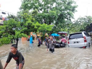 Dit Samapta Polda Sulsel Gerak Cepat Turunkan Personil Bantu Korban Banjir