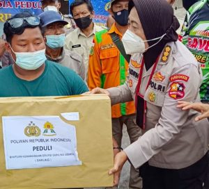 Peduli Korban Erupsi Semeru, Polwan RI Salurkan Bansos dan Gelar Trauma Healing