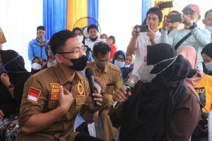 Bagikan Jamsosratu di Lebak, Wagub Andika Dicurhati Warga