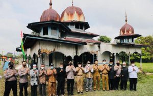 Kapolda Riau Inisiasi Renovasi Masjid Tua, Bersama Tokoh Masyarakat Letakkan Batu Pertama 