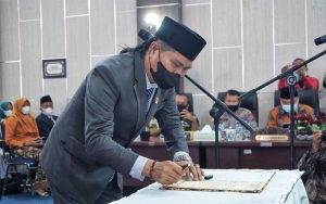 Pelantikan PAW Wakil Ketua DPRD Solok Selatan Yendri Susanto 