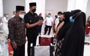 Masa Pandemi Covid-19, Anggota DPRD Bukittinggi  Bagi Dana Pokir Untuk Lansia 