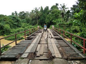 Masyarakat Merasa Khawatir Lintasi Jembatan Rusak