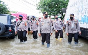 Pantau Banjir Dengan  Perahu Karet, Kapolda Sulsel Pastikan Kebutuhan Pengungsi Terpenuhi