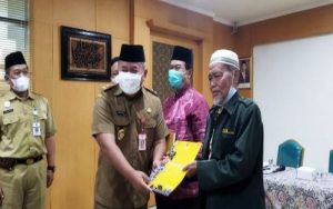 Walikota Pekalongan Serahkan Bantuan Honorium Ulama Sebagai Komitmen Kota Religius