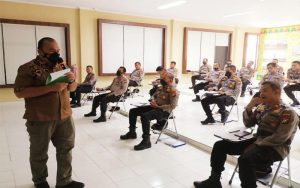 AKP Buyung Kardinal Berikan Materi Pelatihan Personil Tingkat Kapolsek