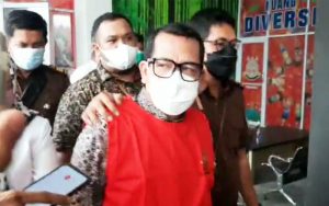 Dekan FISIP UNRI Resmi Ditahan oleh Kejari Pekanbaru