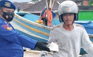 Personel Ditpolairud Polda Banten Bagikan Masker di Binuangeun