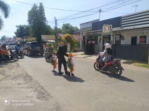 Satbrimob Polda Banten Peduli Anak, Personel Dampingi dan Seberangkan Anak Sekolah