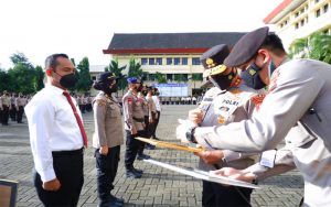 Kapolda Sulsel Berikan Penghargaan Kepada Personil Polri yang Berprestasi