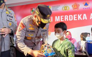 Kapolda Riau Berikan Semangat dan Bingkisan Untuk Anak-Anak Peserta Vaksin Serentak
