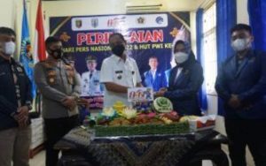 Ali Rahman Potong Tumpeng Dalam Memperingati HUT PWI ke-76