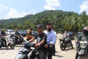 Dibonceng Sepeda Motor, Wagub Banten Terobos Hutan Bakal Taman Kehati