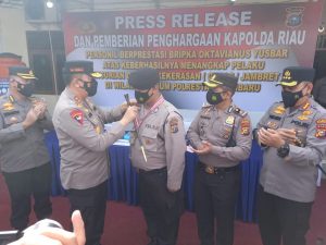 Kapolda Riau Irjen Iqbal Berikan Piagam Penghargaan Temui Bripka Oktavianus Yusbar