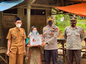 Tak Kenal Lelah Kapolres Pandeglang Berikan Sembako ke Warga