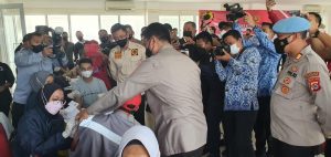 Bidpropam Lakukan Pengamanan saat Kapolda Banten Tinjau Pelaksanaan Vaksinasi Covid-19