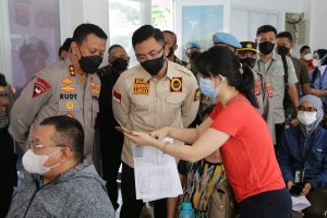 Tinjau Vaksinasi Serentak di Kabupaten Tangerang, Wagub Banten Apresiasi TNI/Polri