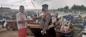 Ditpolairud Polda Banten Bagikan Ratusan Masker di Pesisir Jogjogan