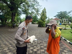Tim Jumat Barokah Bidhumas Polda Banten Bagikan Sembako 