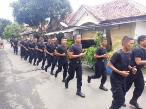 Ciptakan Kebugaran Fisik, Satbrimob Polda Banten Laksanakan Lari Siang