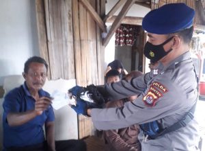 Ditpolairud Polda Banten Bagikan Ratusan Masker di Pesisir Pandeglang