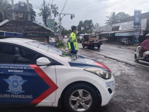 Unit Lantas Polsek Pandeglang Laksanakan Patroli dan PAM jalur Tempat Wisata Kolam Renang