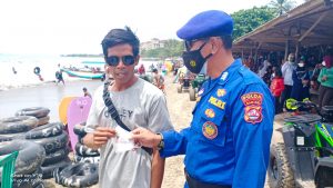 Personel Ditpolairud Polda Banten Himbau Prokes dan Bagikan Masker Kepada Pengunjung Pantai Anyer