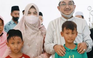 Bersama Istri, Bupati Anwar Sadat Beri Bantuan di Masjid Jamil Al Muhajirin Kecamatan Betara