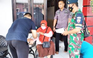 TNI AU Lanud H AS Hanandjoeddin Belitung Lakukan Vaksinasi Dor To Dor ke Rumah Warga