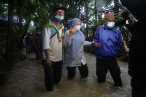 Terobos Banjir, Bupati Irna Distribusikan Logistik Untuk Warga