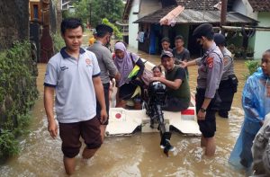 Anggota Polsek Labuan Bantu Evakuasi Masyarakat yang Terkena Bencana Banjir